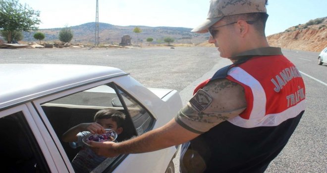 Trafik Ekiplerinden Şekerli Kolonyalı Yol Uygulaması