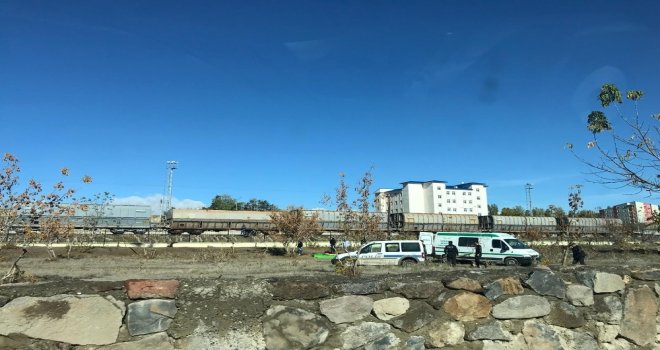 Erzurumda Boş Arazide Erkek Cesedi Bulundu