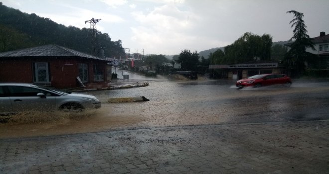 Beykoz Anadoluhisarında Su Baskınında Sürücüler Araçta Mahsur Kaldı