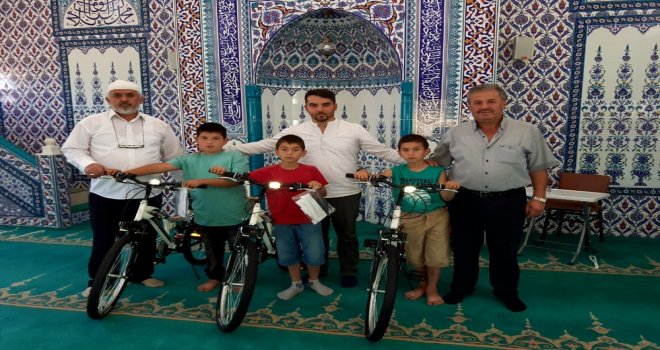 Sabah Namazını Kaçırmayan Üçüzlere Bisiklet Hediye Edildi