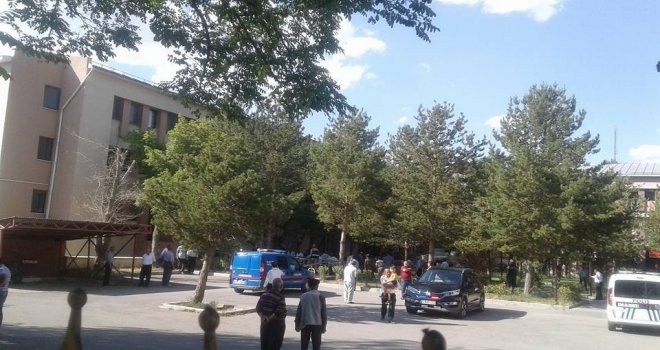 Müftülükte Düzenlenen Toplantıda Çıkan Silahlı Kavgada 2 Kişi Öldü, 5 Kişi Yaralandı