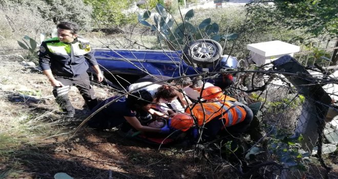 Araçta Sıkışan Yaralıyı İtfaiye Kurtardı