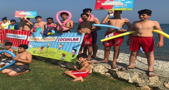 Mersinde Çocuklar Ekran Başlarından Yüzerek Uzaklaşıyor