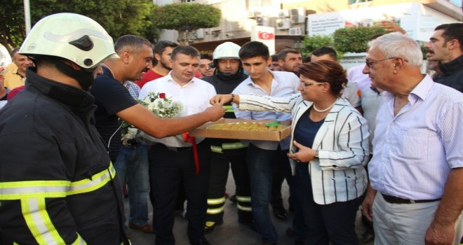 Yangına Gelen İtfaiyecilere Çiçekli Ve Baklavalı Karşılama
