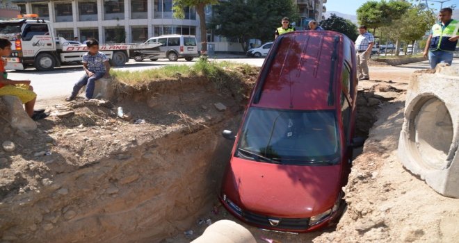El Frenini Çekmeyi Unutan Şoför, Aracını 2 Metrelik Çukurda Buldu