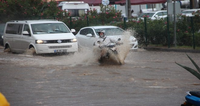 Bodrumda Beklenen Yağış Gerçekleşti, Sokaklar Göle Döndü