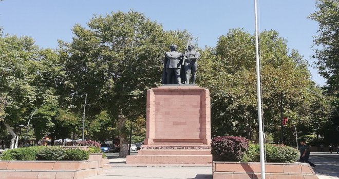 Çıplak Heykele ‘Şort Talebi