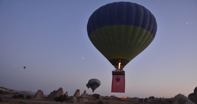 Kapadokyada Balonlar Türk Bayraklarıyla Havalandı