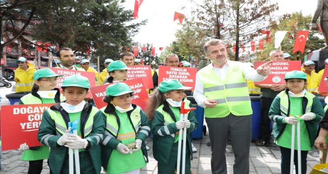 Minikler Başkan Usta İle Sokaklardaki Çöpleri Topladı