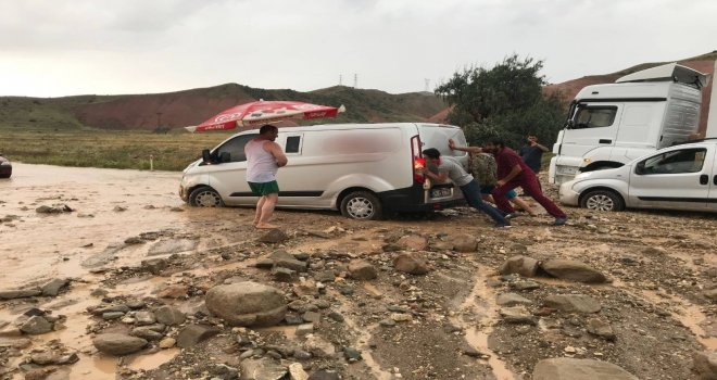 Erzurumda Sağanak Sele Dönüştü