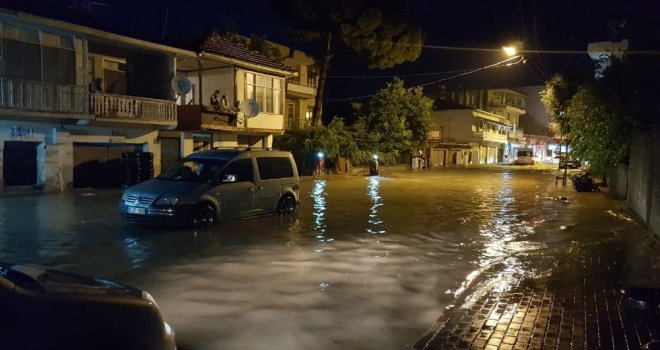 Kadirlide Şiddetli Yağmur Su Baskınlarına Neden Oldu