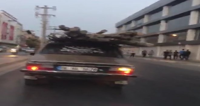 Otomobil Üzerinde Odun Sevkıyatı