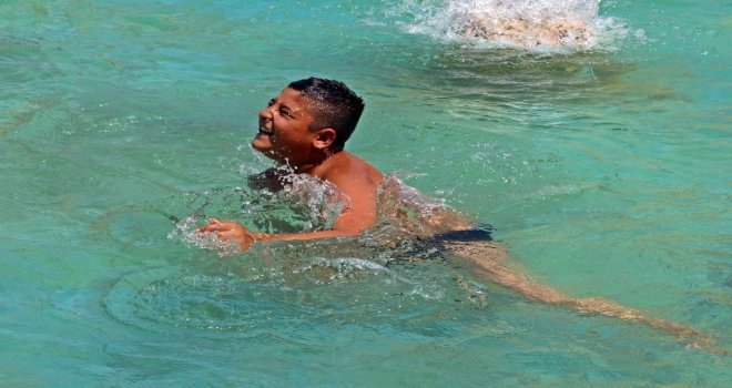 Antalyada Çocukların Süs Havuzu Keyfi