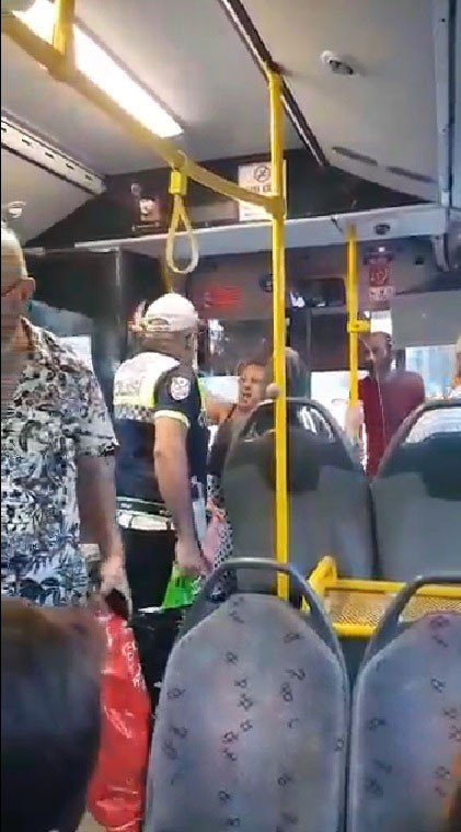 Polis Bacağını Isıran Köpeğe Ateş Etti, Vatandaşlar Tepki Gösterdi