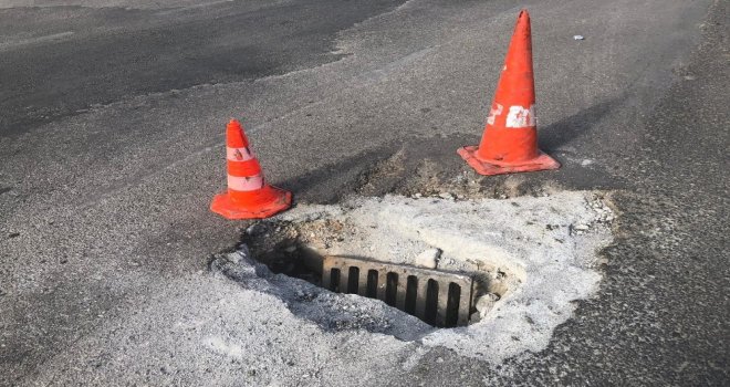 Kavşak Ortasındaki Üzeri Açık Çukur Kazaya Davetiye Çıkarıyor