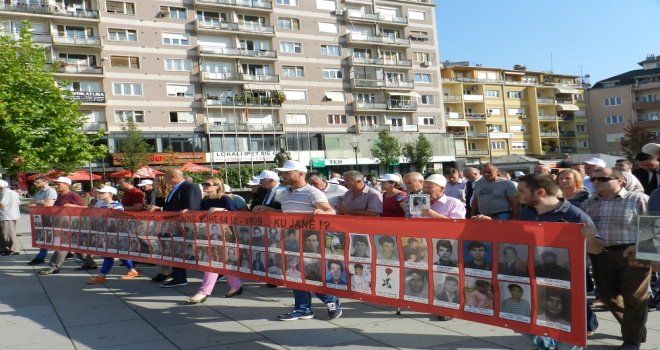 Kosovalılar Dünya Kayıp Kişiler Gününde Yürüdü