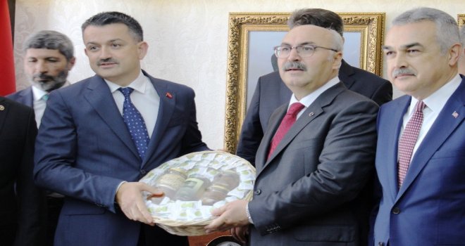 Vali Köşgerden Bakan Pakdemirliye Uzun Yaşam Sepeti
