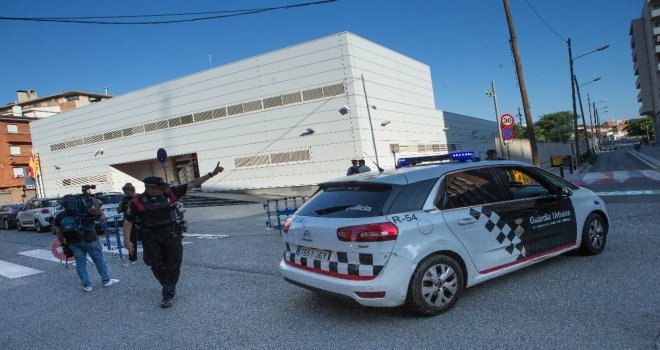 İspanyada Polis Karakoluna Bıçakla Saldırılan Adam Öldürüldü