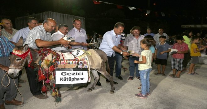 Araçları Durdurup Kitap Dağıttılar