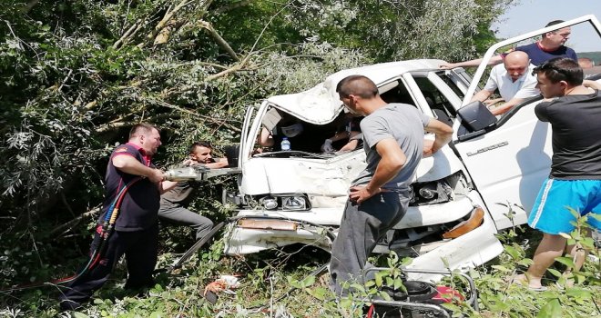 Takla Atan Minibüs Ağaçlara Çarparak Durabildi: 1İ Ağır 2 Yaralı