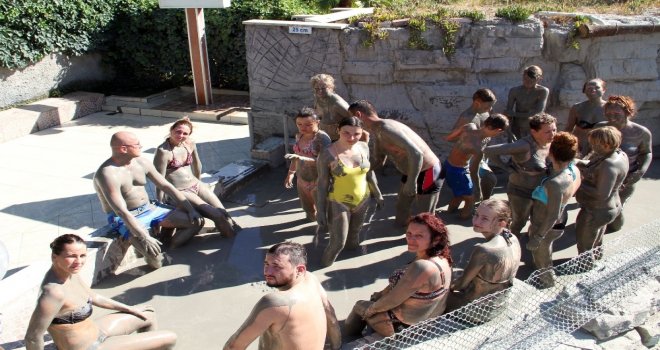 (Özel) Turistler Çamur Banyosuyla Stres Atıyor