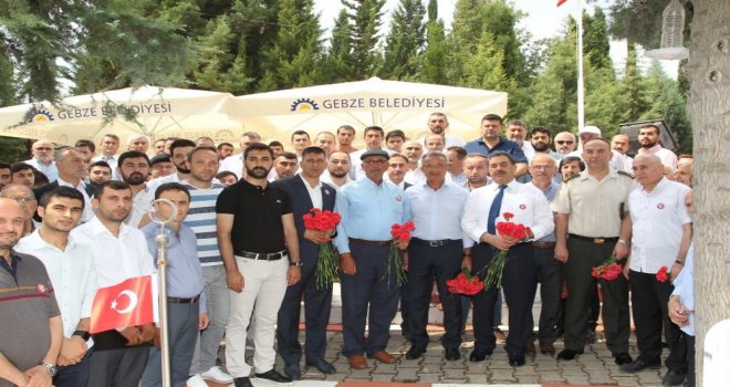 Ömer Halisdemirin Babası Ve Kardeşi Gebzede Şehitliği Ziyaret Etti