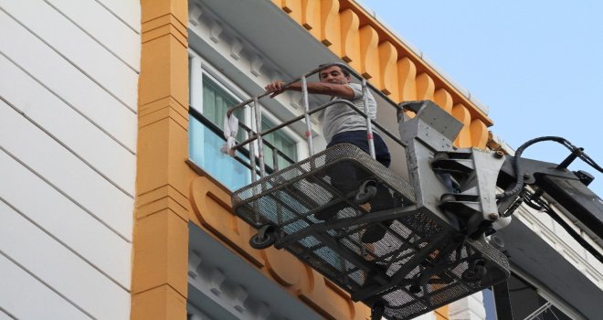 (Özel) Esenyurtta Pencerenin Korkuluğunda Aç Susuz Mahsur Kalan Kuşu Kurtarma Operasyonu Kamerada