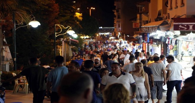 Kuşadasında Adım Atacak Yer Kalmadı