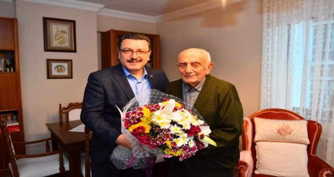 Cumhuriyetle Yaşıt Emekli Öğretmene Başkan Gençten Anlamlı Ziyaret