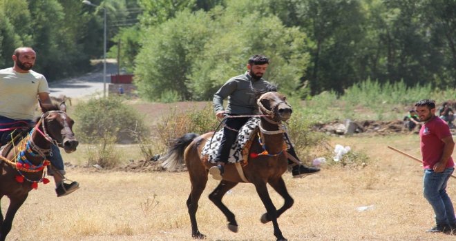 Solhanda Yöresel At Yarışları İle Çifte Kutlama