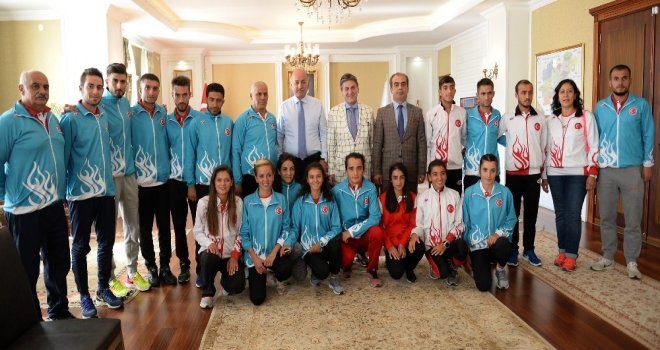 Türkiye Dağ Koşusu Milli Takımından Vali Azizoğluna Ziyaret