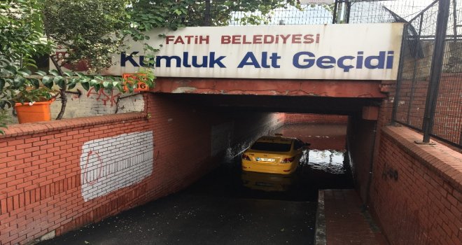 İstanbulda Yağış Sonrası Taksi Alt Geçitte Mahsur Kaldı