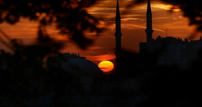 İstanbul Kızıla Boyandı