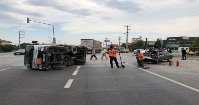 Otomobil İle Kamyonet Çarpıştı: 2 Yaralı