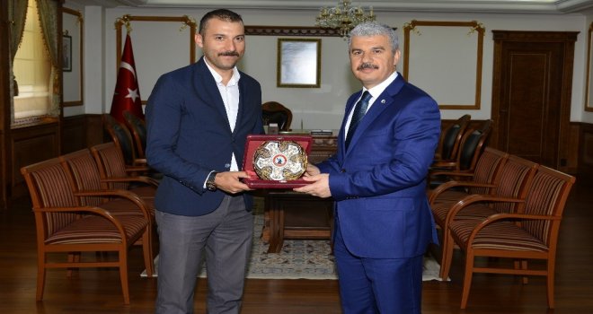 Vali Akın, Şehit Ailelerinin Mektuplarını Götüren Ptt Memurunu Tebrik Etti