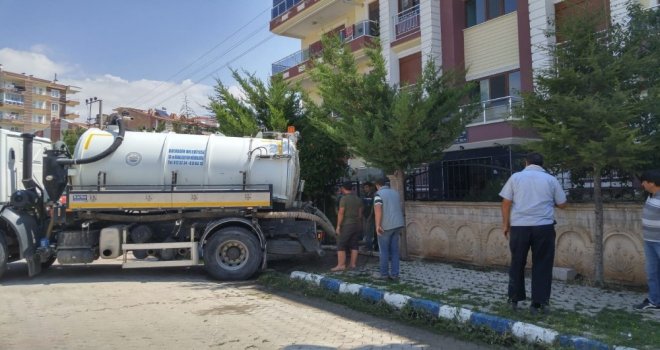 Bolvadinde Sel Sonrası Kanalizasyon Temizlik Çalışmaları Yapılıyor