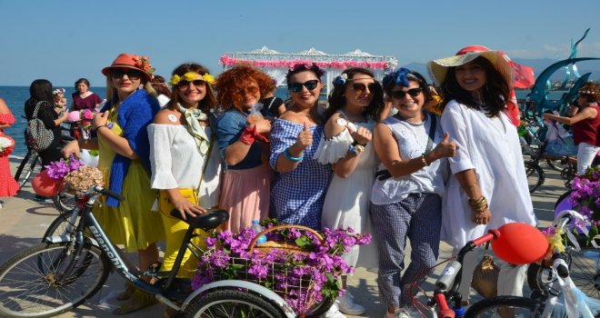 ‘Süslü Kadınlar Bisikletleriyle Sokaklarda
