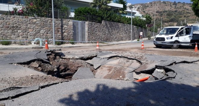 Su Hattı Bir Anda Patladı, Asfalt Paramparça Oldu