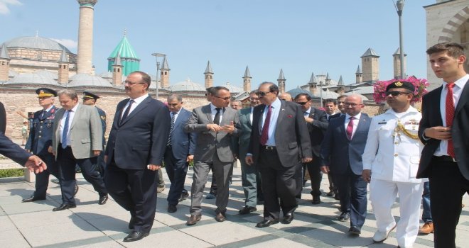 Pakistan Cumhurbaşkanı Hüseyin, Mevlana Hazretlerinin Türbesini Ziyaret Etti