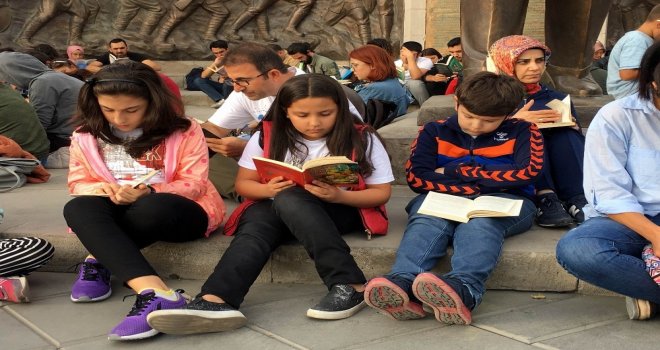 Cumhuriyet Meydanında Sessiz Kitap Okuma Etkinliği Yapıldı