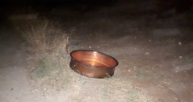 Vatandaş Kovalayınca Çaldıklarını Bırakıp Kaçtılar