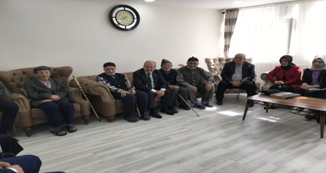 Karadağ Huzurevi Sakinlerinin Ellerini Öpüp Hayır Dualarını Aldı