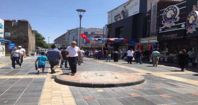 Kayseride Kaldırılan Kadın Heykeli Tartışması Büyüyor