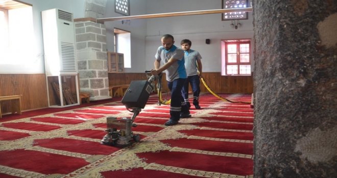 Ereğlide Camilerde Halılar Yıkanıyor