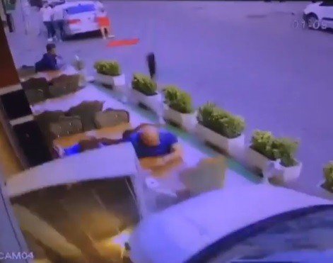 Otomobil Restorana Daldı, Üç Kişi Ölümden Böyle Kıl Payı Kurtuldu