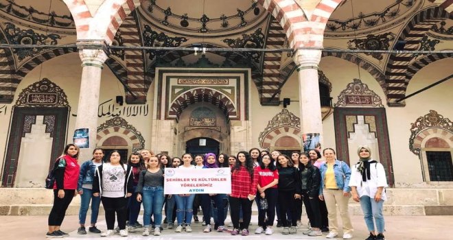 Aydınlı Gençler Şehirleri Gezerek Öğreniyor