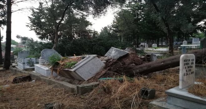 Kadirlide Yağmur Ve Fırtına Hayatı Felç Etti
