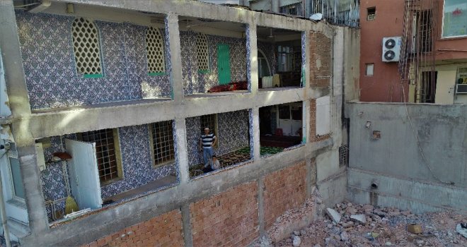 (Özel Haber) Bahçelievlerde Bir Duvarı Olmayan Cami Havadan Görüntülendi