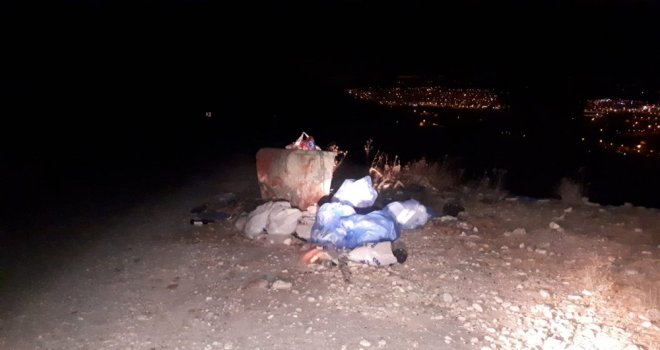 Türbe Çevresindeki Toplanmayan Çöplere Tepki