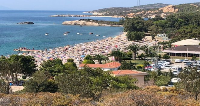 Foçada Plajlarında Bayram Bereketi: İğne Atsan Yere Düşmüyor